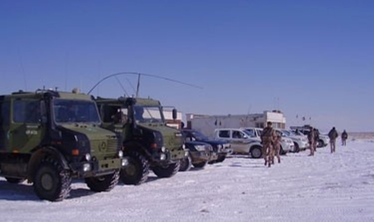 Afganistano Goro provincijoje tarnaujantys kariai laukia lėktuvo.