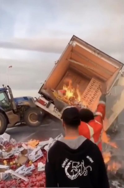 Per ūkininkų protestą Prancūzijoje padegtas lietuvio vilkiko krovinys 