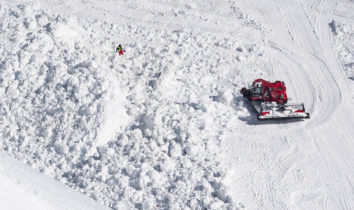 Šveicarijoje gelbėtojai ieško žmonių po snigo lavina