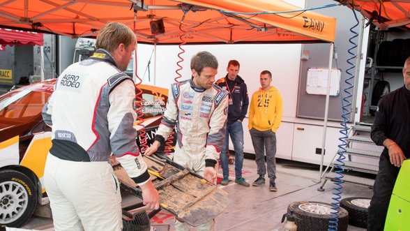 Vaidotui Žalai ir Andriui Malnieksui „Rally Poland“ baigėsi anksčiau: apdaužė automobilį