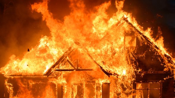 Prižiūrėtas namas per trumpą laiką virto pelenais: gaisro priežastis paaiškėjo tik nuslopus ugniai