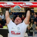 V. Blekaitis iškėlė 200 kilogramų sveriantį rąstą ir tapo čempionu