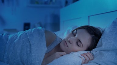 Miego ekspertė pasakė, kurią valandą geriausia eiti miegoti ir kaip elgtis savaitgalį