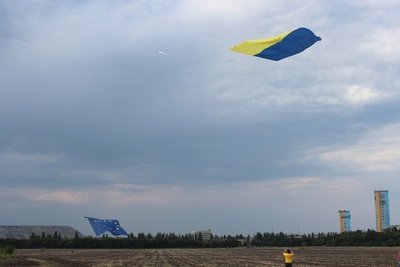 Lietuvių Ukrainos rytuose iškeltos milžiniškos vėliavos simbolizuoja vis glaudesnius žmogiškuosius ukrainiečių ir ES ryšius