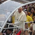 Popiežius abejingas tradicijoms – jis atsisakė važiuoti „papamobiliu“