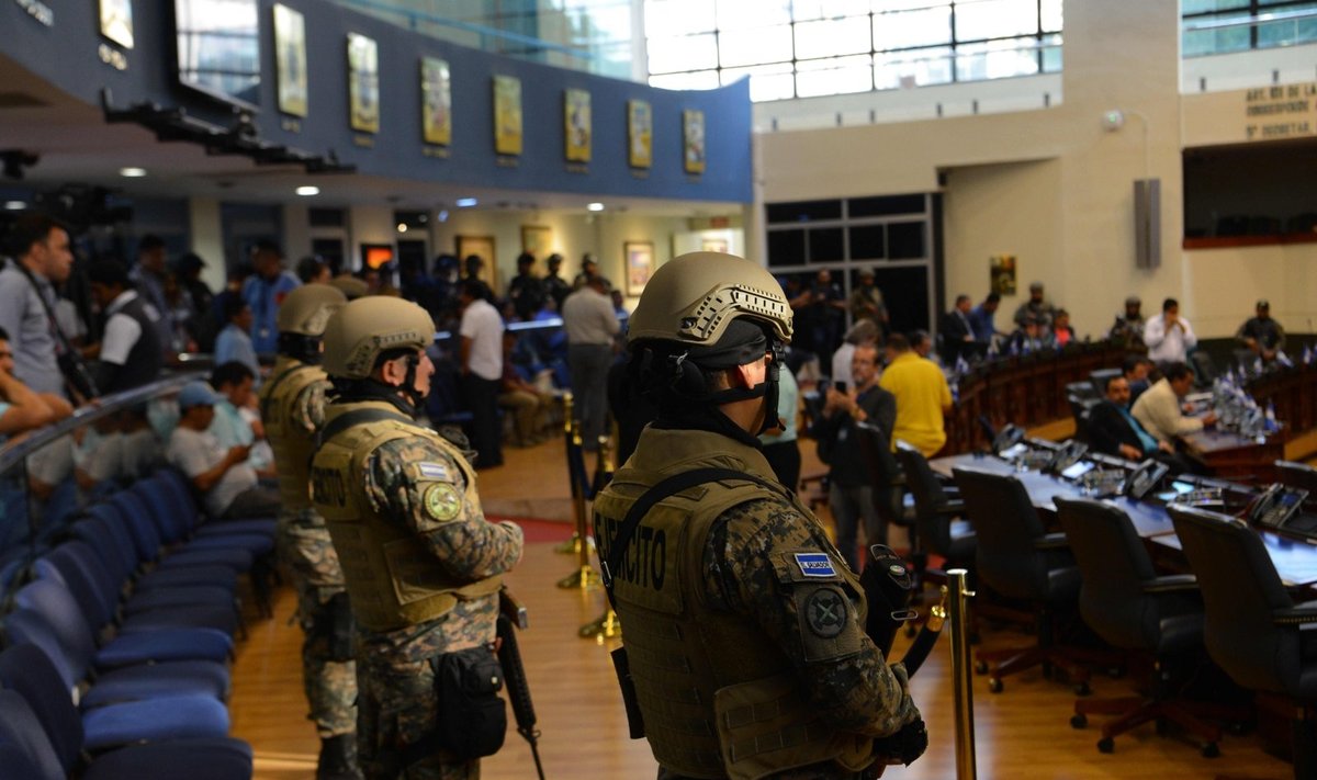 Salvadore į parlamento rūmus pasiųsta kariuomenė