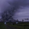 Indonezijoje suaktyvėjus keliems ugnikalniams evakuojasi tūkstančiai žmonių