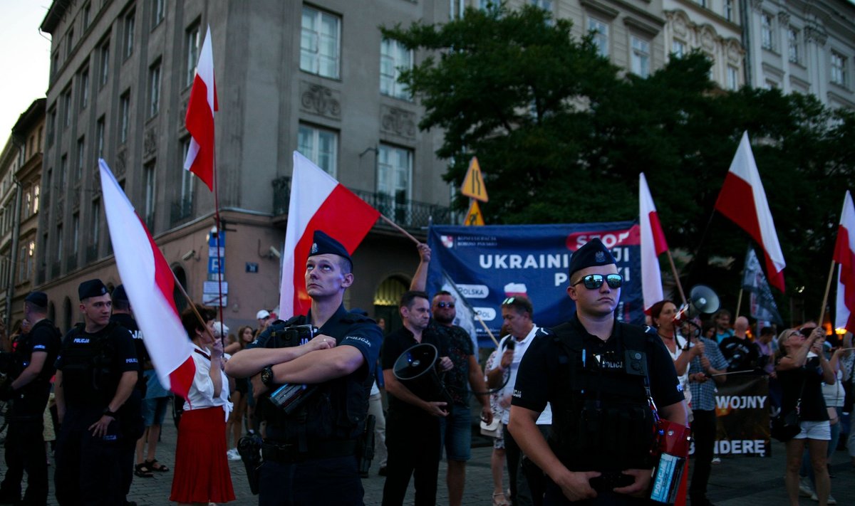 Grupelė lenkų nacionalistų protestuoja prieš Ukrainos nepriklausomybės dienos minėjimą Krokuvoje