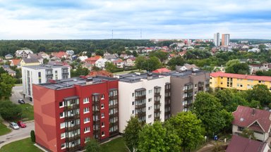 Renovacijos metu transformuoti balkonai pakeitė daugiabučio Klaipėdoje veidą