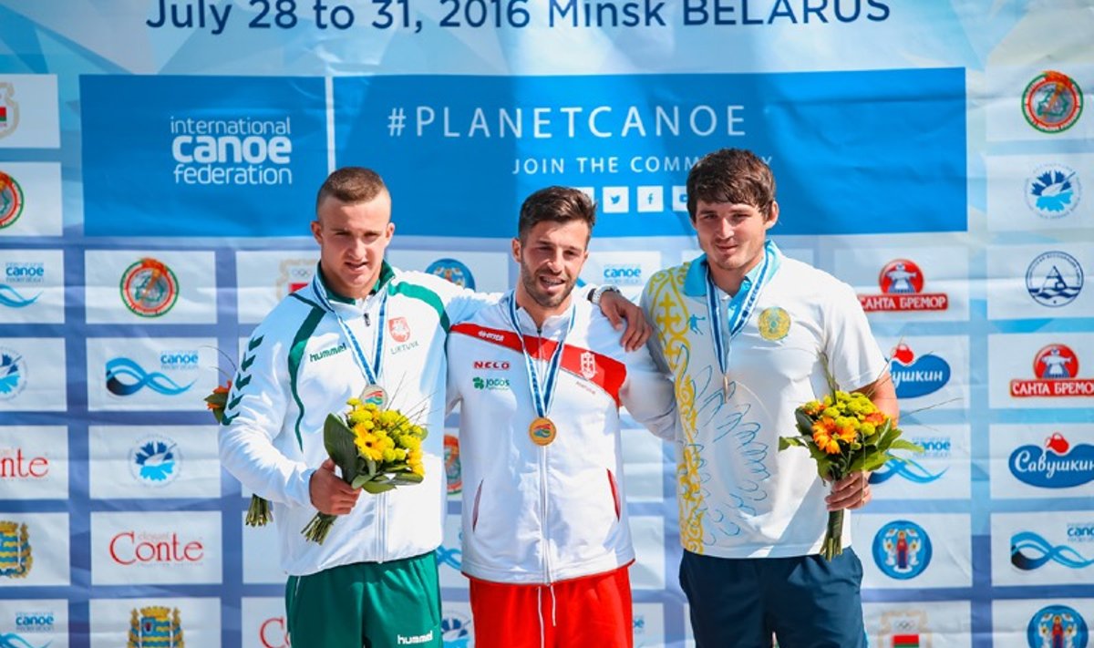 Vadimas Korobovas, kairėje (canoeminsk2016.by)