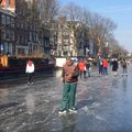 Europą sukaustę šalčiai Amsterdamo kanalus pavertė unikalia čiuožykla