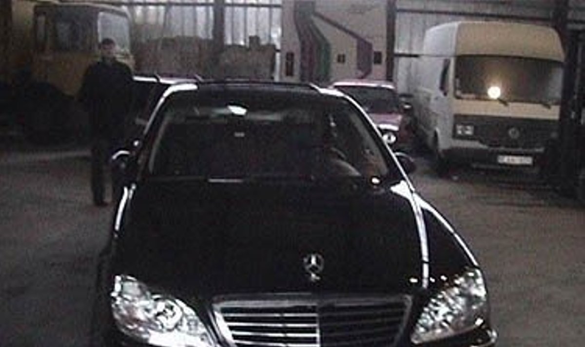 Sulaikytas prabangus automobilis "Mercedes S500" (Muitinės kriminalinės tarnybos nuotrauka)
