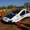 Australijoje lenktyniauja saulės energija varomi automobiliai
