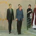 A. Merkel pirmą kartą po kritimo slidinėjant viešai pasirodė su ramentais