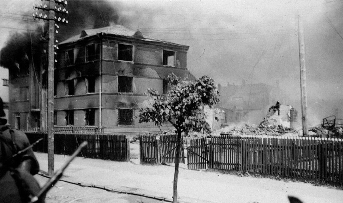 Tauragė, Dariaus ir Girėno al. ir Vytauto g. kampe stovėjęs pastatas (1941 m.)