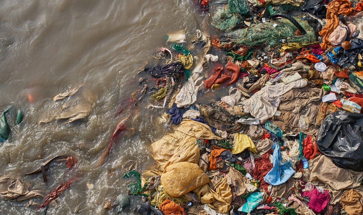 Rūbais užteršta vandenyno pakrantė Indijoje, Mumbajuje