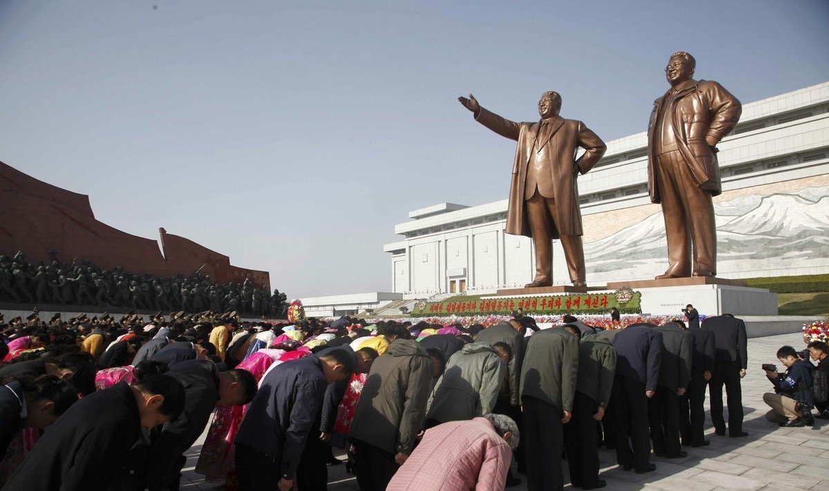 Šiaurės Korėjoje iškilmingai minimas šalies įkūrėjo Kim Il Sungo gimtadienis