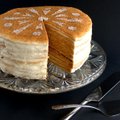 Daivos medaus tortas ir 2 pertepimai: tradicinis grietinės bei jogurto su grietine