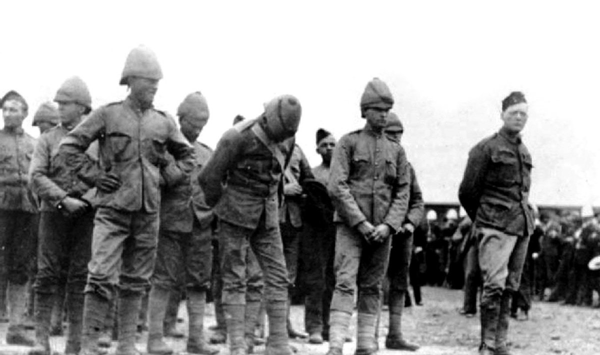 W. Churchillis (stovi dešinėje) kartu su kitais į nelaisvę pakliuvusiais britų kariais