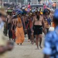 Aplink kovos lauku tapusią Indijos šventyklą areštuota dešimtys žmonių