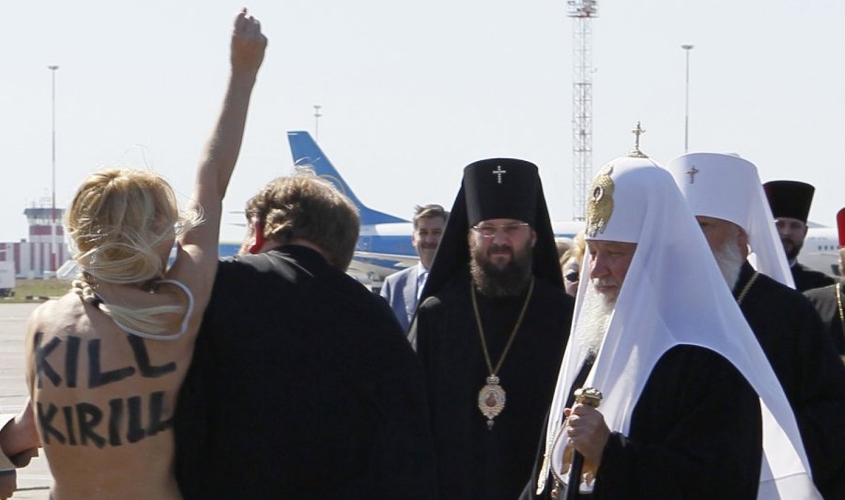 Nuoga "Femen" aktyvistė užpuolė patriarchą Kirilą