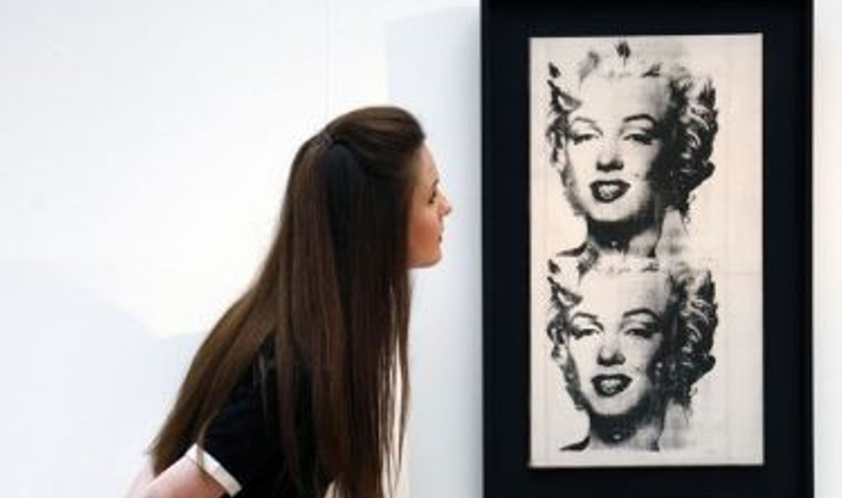 Mergina apžiūrinėja A.Warholo paveikslą “Dviguba Marilyn”, eksponuojamą Londono Christie galerijoje