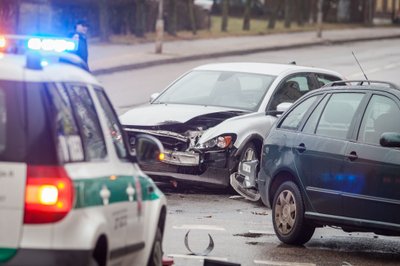 Vilniuje pusiaudienį susidūrė du automobiliai