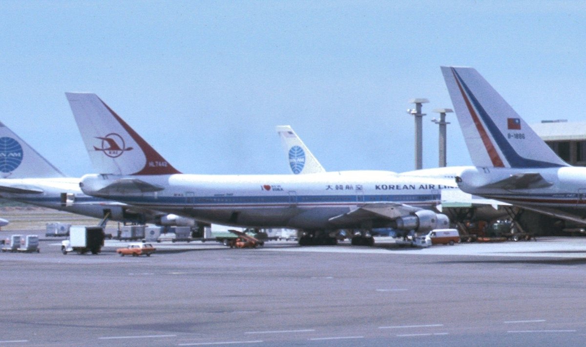 HL7442 lėktuvas 1981 metais užfiksuotas stovintis Honolulu oro uoste