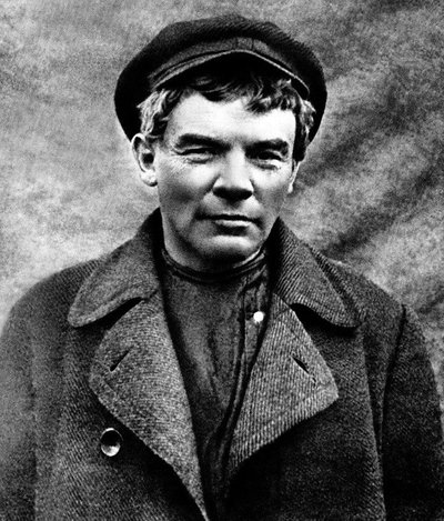Po nepavykusio 1917 m. liepos perversmo Leninas mėgino pakeisti išvaizdą ir pradėjo slapstytis.