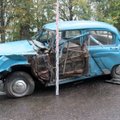 Sunkvežimis su priekaba nuo kelio nušlavė antikvarinę „Volgą“