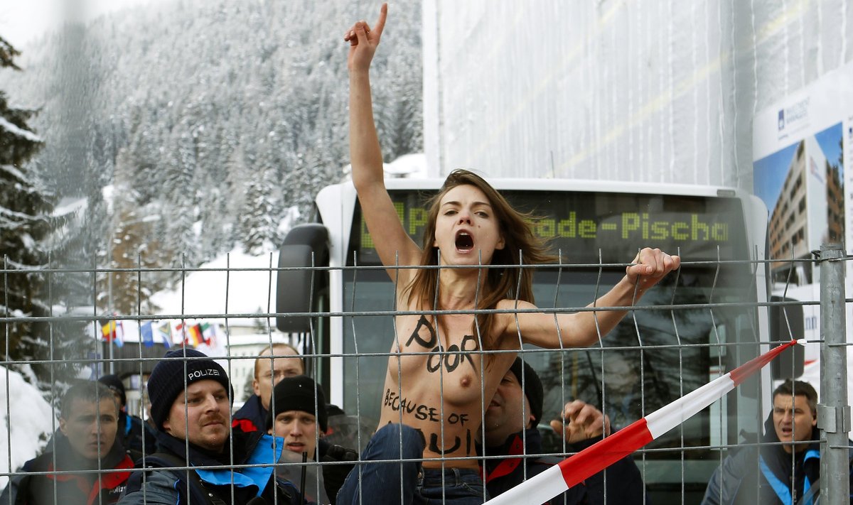 Davoso forume sulaikytos pusnuogės „Femen" protestuotojos
