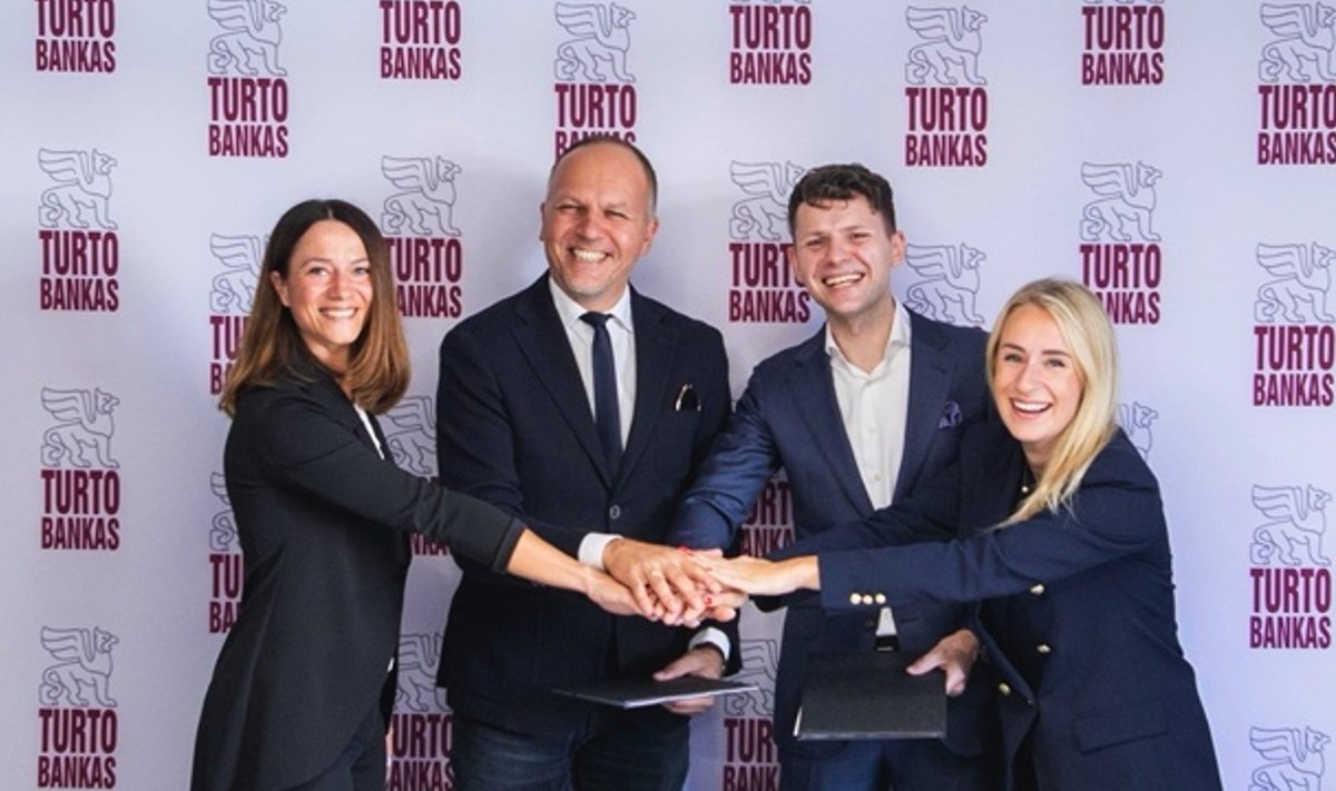 Turto bankas has signed a cooperation agreement with the Lithuanian PropTech association. From the left: Justė Žibūdienė, Member of the Board and Director of the Legal Department of Turto bankas, Laimonas Belickas, Chairman of the Board of Turto bankas, Martinas Eitmonas, President of PropTech Lithuania, and Onutė Simonavičiūtė, Head of the PropTech Lithuania community.
