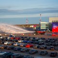 Vilniaus oro uoste startavo drive-in kinas: atidarymas pažymėtas vandens arka