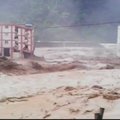 Kinijoje potvyniai nešė namus ir tiltus