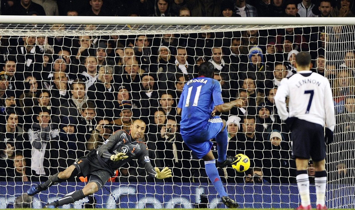 Didier Drogba ("Chelsea") baudinį atremia Heurelho Gomezas ("Tottenham") 
