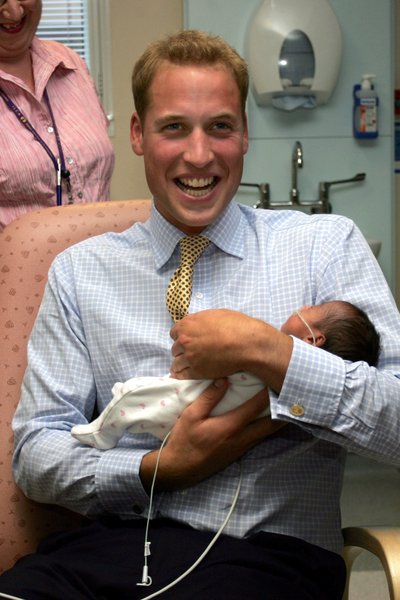 Princas Williamas su kūdikiu ant rankų