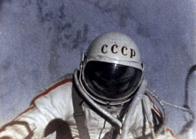 Sovietų kosmonautas Aleksejus Leonovas atvirame kosmose (1965 m.)