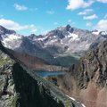 Austrai kalnų ežere išbandė neįprastą burlentę