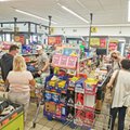 Išgąsdinti žinios, kad po kelionių į Lenkiją greitai reikės izoliuotis, lietuviai šturmuoja Seinų parduotuves