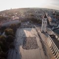 Keli šimtai žmonių Vilniuje gulėsi ant Katedros aikštės grindinio