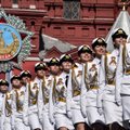 Pergalės dienos parade Rusijoje - mini sijonėlių armija