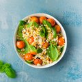 Perlinio kuskuso salotos su pomidorais – su gaivia rūgštele