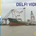 Kinijoje krovininis laivas rėžėsi į tiltą