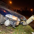 Vilniuje klevo lapu pažymėtas „Ford“ išvertė apšvietimo stulpą, numerius nusukęs vairuotojas spruko į miškelį