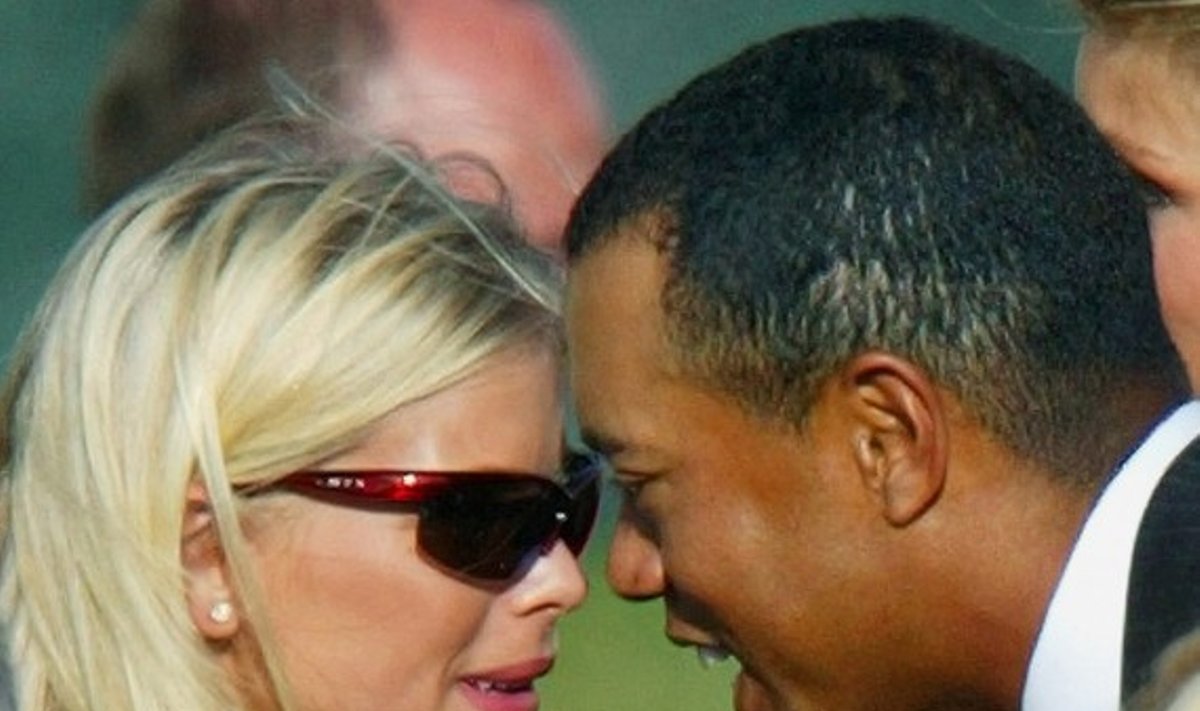 Tigeris Woodsas su žmona Elin Nordegren 