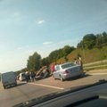 Vilniaus aplinkkelyje apsivertė automobilis, kiti vairuotojai puolė į pagalbą