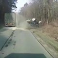 Nufilmuotas kraupiai traktorių lenkęs ir avariją sukėlęs vilkikas