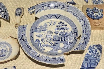 Mūsų uostamietyje rasta nuostabiai kinišku „Senojo gluosnio“ motyvu dekoruota XIX a. pr. lėkštė iš Anglijos, Stafordšyro. D. Nikitenkos/ve.lt nuotr.