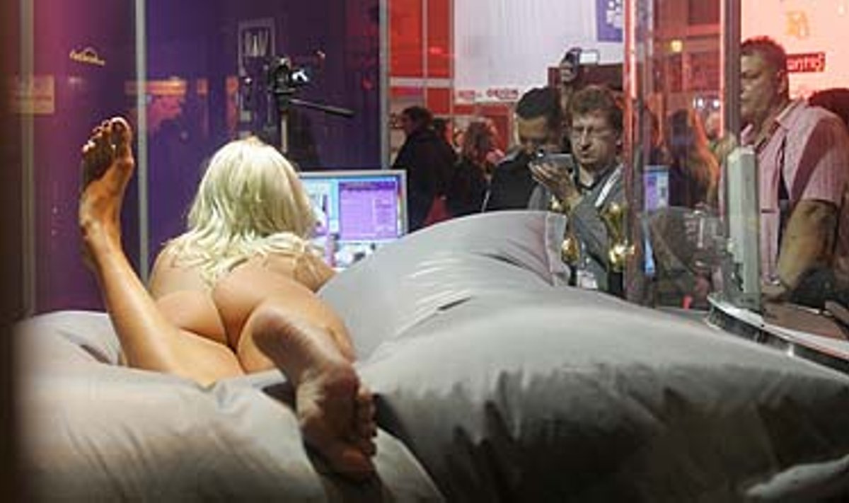 Vyras erotikos parodoje Berlyne filmuoja apsinuoginusią moterį.