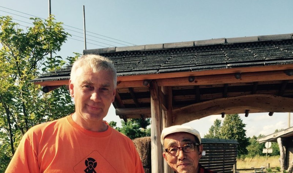 Japonų sodo savininkas Šarūnas Kasmauskas ir japonas Chajime Watanabe